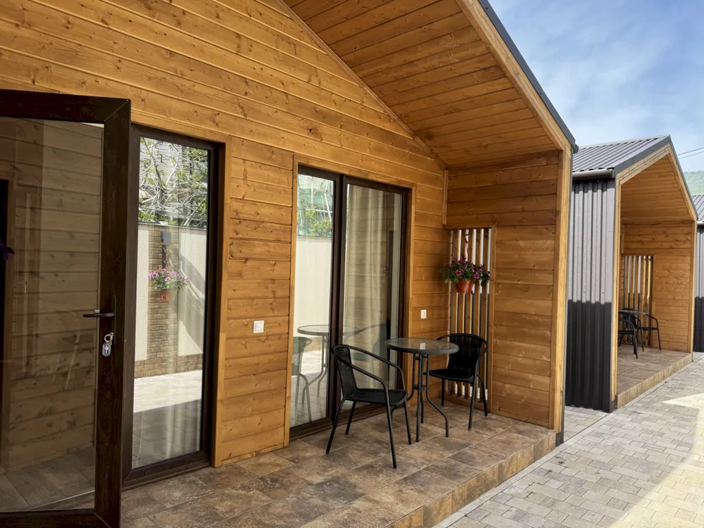 Коттедж Коттедж Деревянный Барнхаус с террасой и парковкой - 7 минут до моря — Геленджик