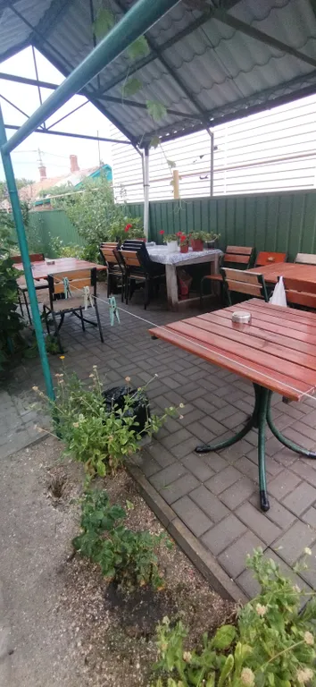 Двухместный номер на берегу моря с двумя односпальными кроватями.