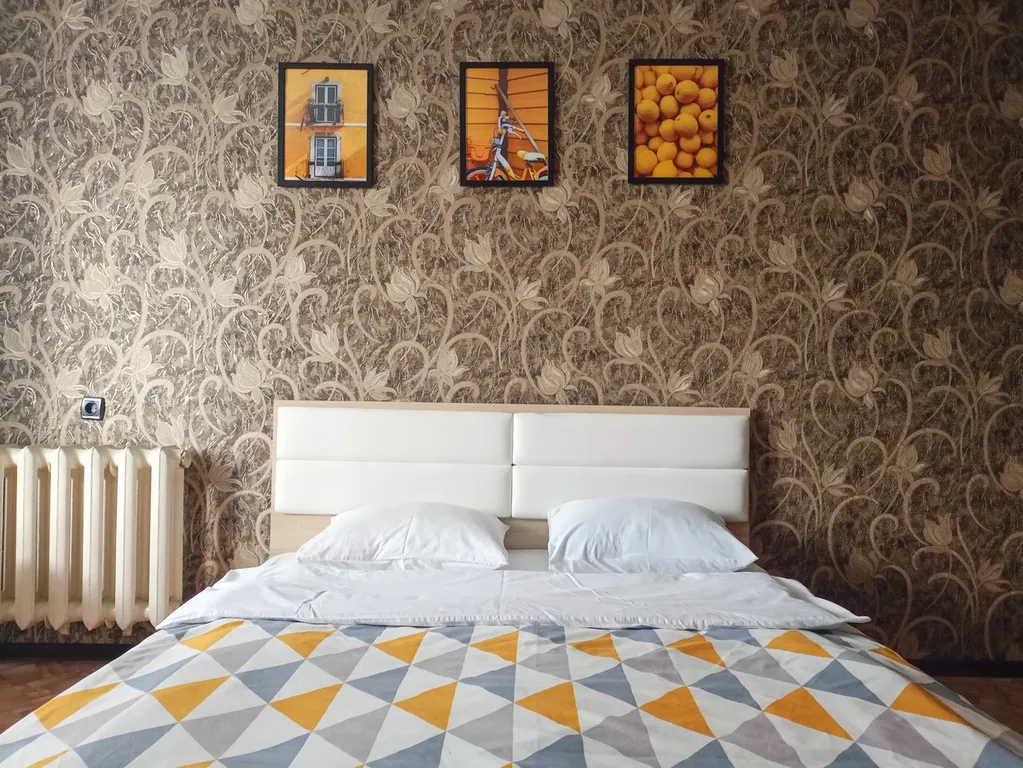 Двуспальная кровать + диван, центр. Отчетные документы,интернет