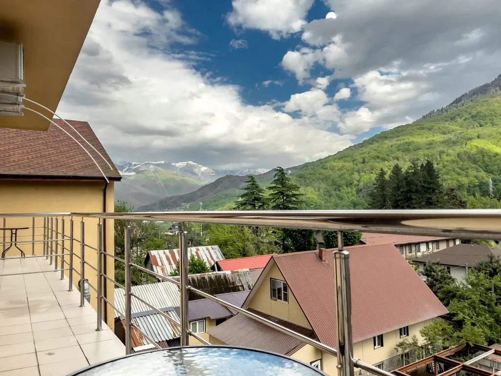 Люкс с видом на горы и балконом