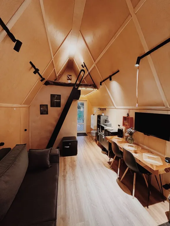 Дом в поле с лошадьми