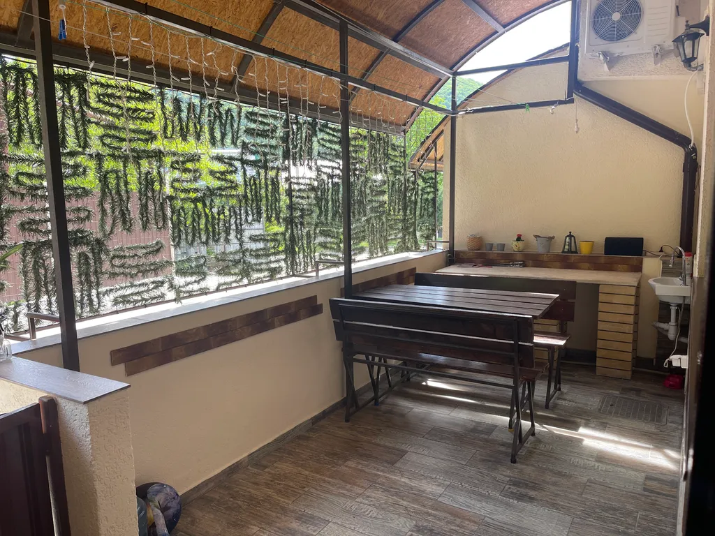 Коттедж 3 этажа, 4 комнаты.. В центре п. Небуг.