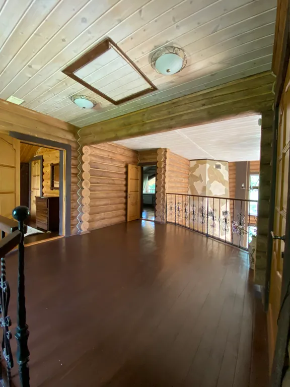 Уютный дом с камином в центре