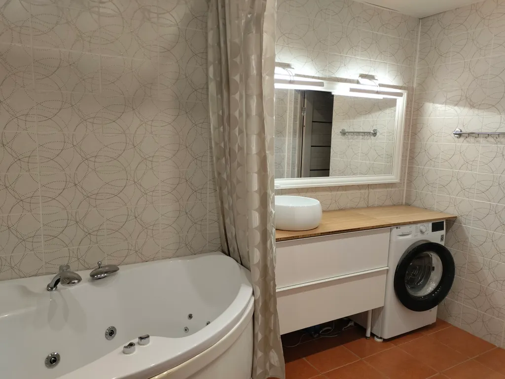 Уютный коттедж с дровяным камином, в окружении лесного массива