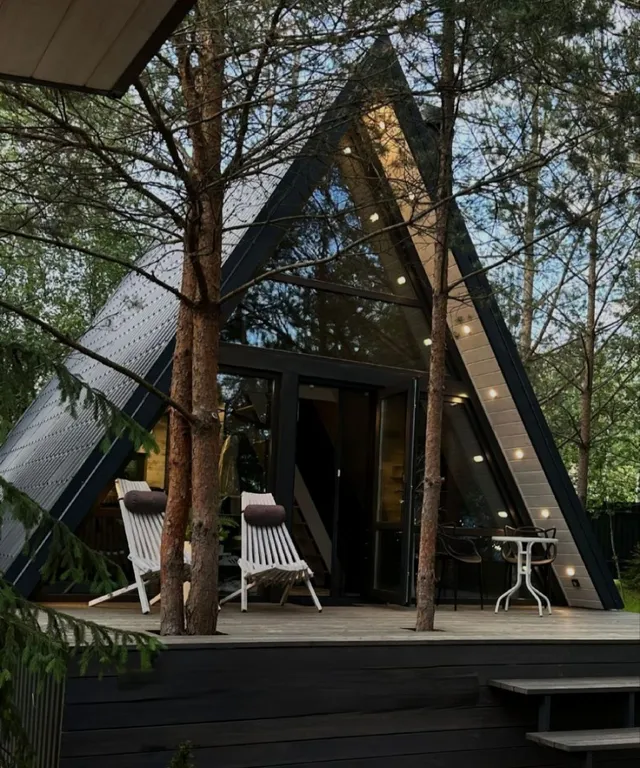 Коттедж Уютный треугольный дом в 25 км от Минска с горячей купелью в лесу — аренда посуточно в Логойск