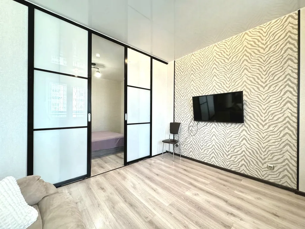 2-комнатная квартира с балконом и видом на реку рядом с Кузбасс-Арена