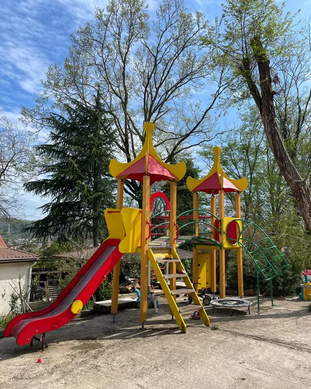 Дом в тени многолетнего дуба