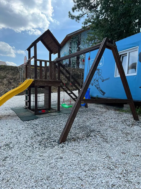 Большой дом на горе у подъемников