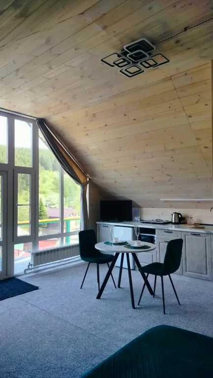 Апартаменты Романтика с панорамным окном в мансарде дома