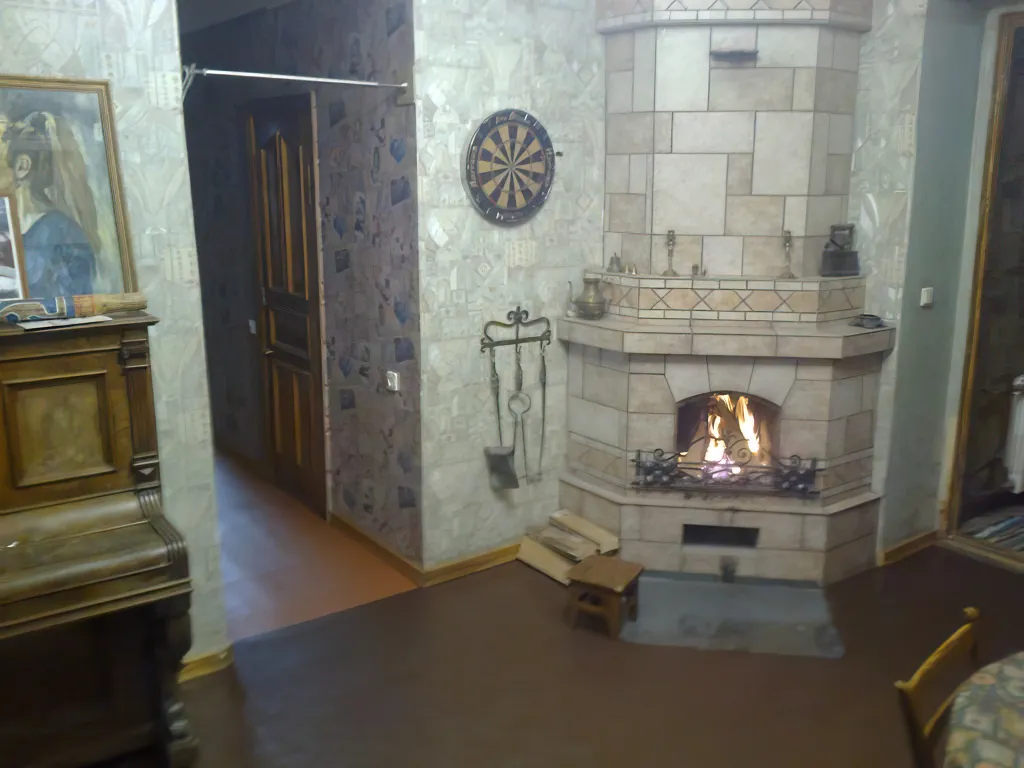 Уютная комната в уникальной квартире с камином в самом центре