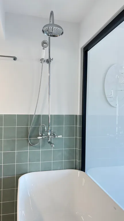 Апартамент с панорамной ванной рядом с морем