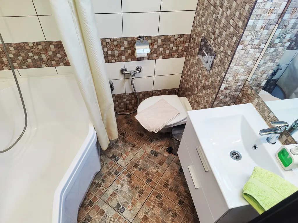 Современный дом с уличной подогреваемой купелью и сауной