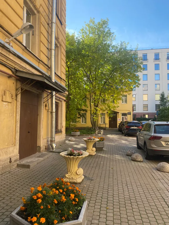 Тихий Невский у метро, с парковкой