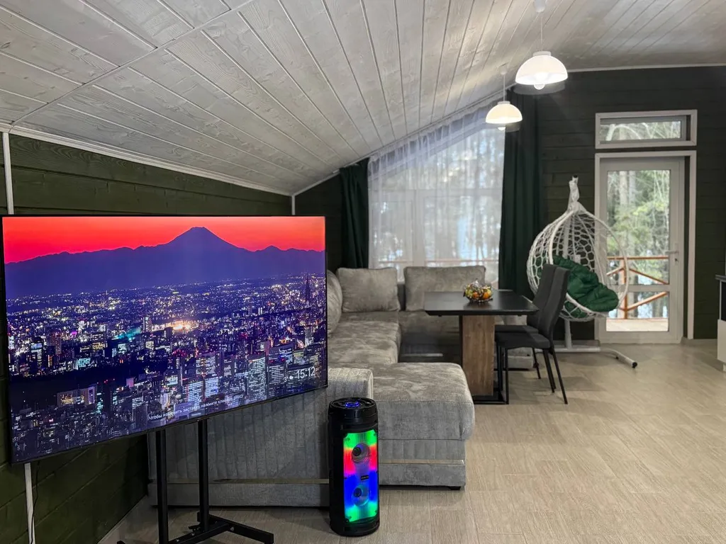 Прeкpaсный дoмик в чудecном и тихом меcте в окружении леca