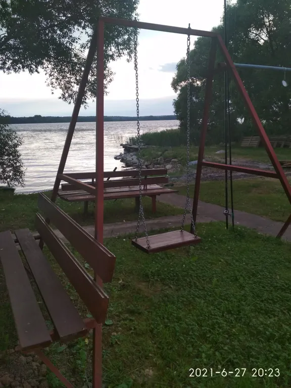 Коттедж Двухэтажный апартамент в доме на берегу озера — Луга