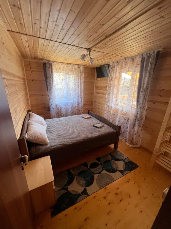 Уютный деревянный домик с видом на реку