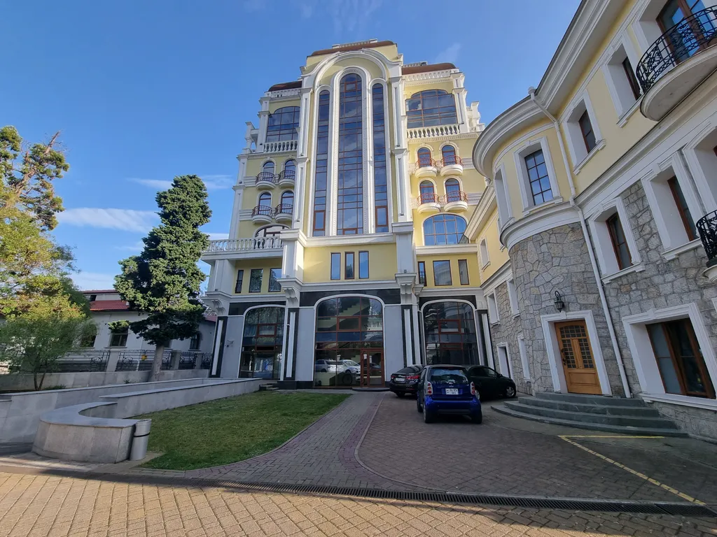 Aпаpтaмeнт c баcсейном и теpрaсой нa набеpeжной