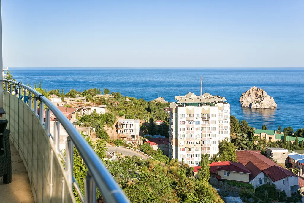 Апартаменты с видом на море и горы рядом с Артеком в Белом доме