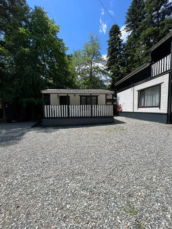 Домик в сосновом бору с видом на горы и лес