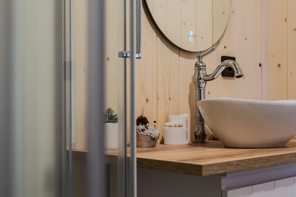 Новый дом с большим столом, кинотеатром, баней