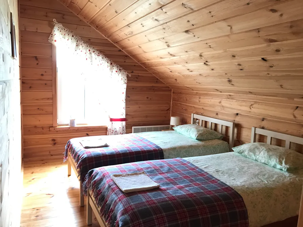 Уютный дом на берегу реки у водопада