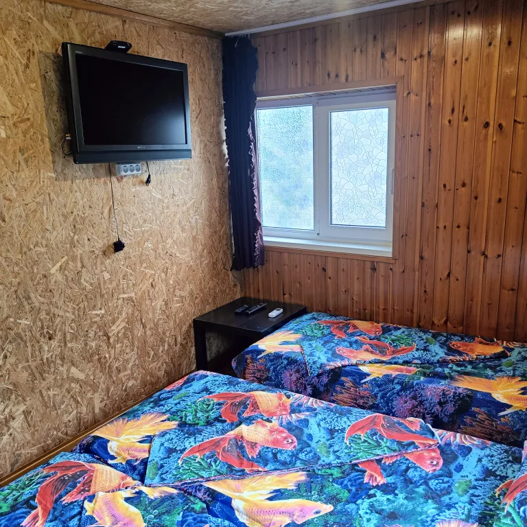 Отдельный домик с двумя комнатами со своей кухней и санузлом