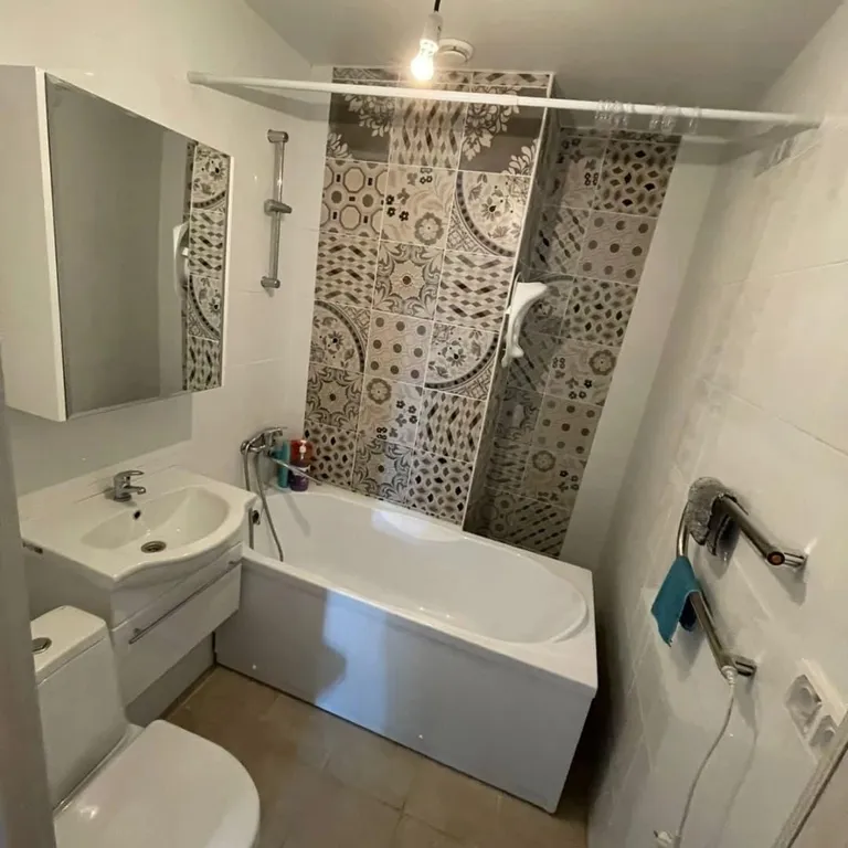 Евротрешка с видом на горы и лес