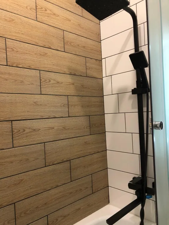 Стильная квартира-студия с большими окнами