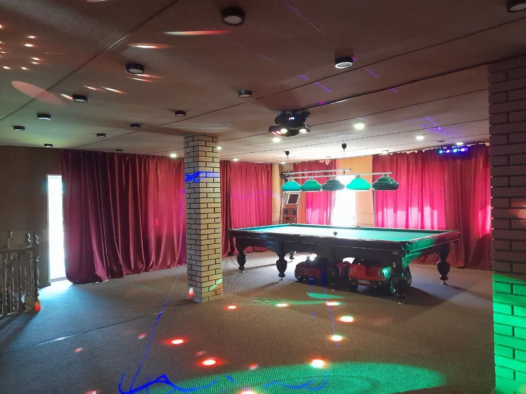 Дом с баней, бассейном и караоке