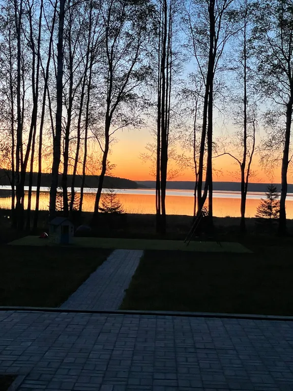 таунхаус на берегу озера с панорамными окнами, сауной и зоной барбекю