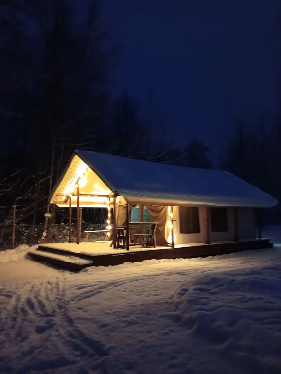 Коттедж Уютный, зимний эко-дом Сафари с потрясающим видом на ручей и лес — Зеленая Роща