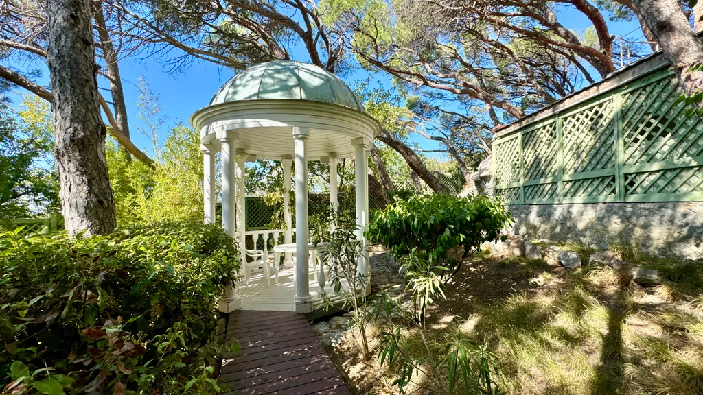 Дом у моря с личным парком, бассейном и сауной