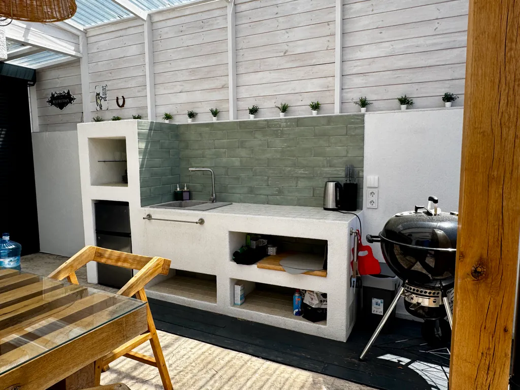 Дом в тихом месте, со своим минипляжем