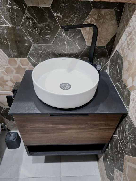 Уютный дом в сосновом лесу, рядом горная речка