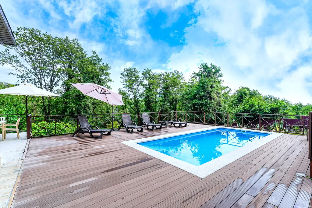 Дом с бассейном