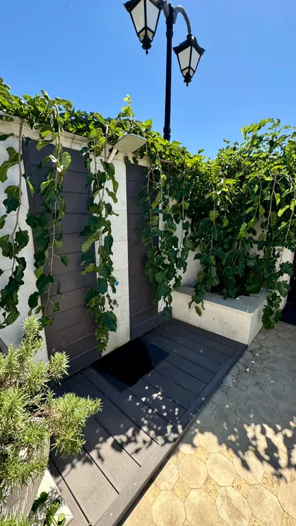 Дом с бассейном у моря