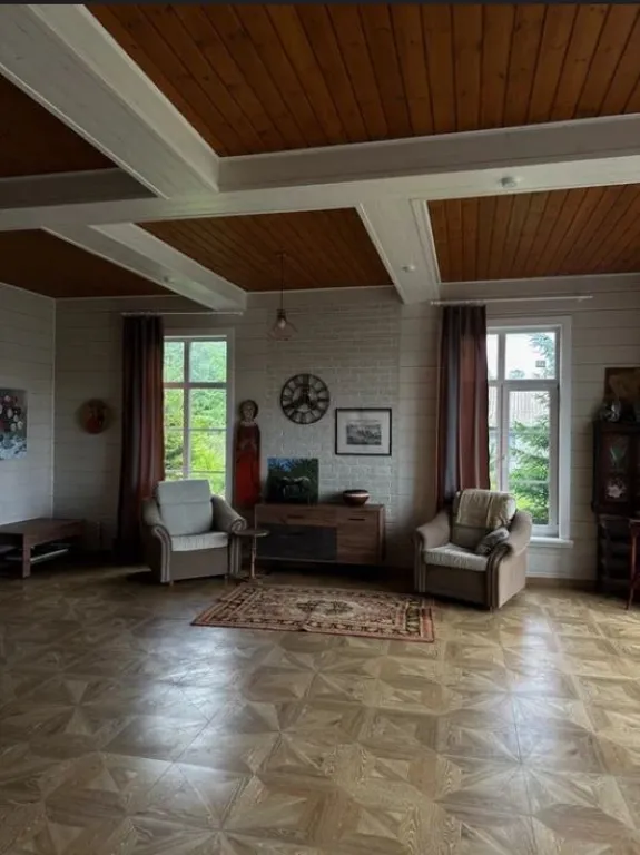 Усадебный дом с видом на реку, берег с мостками и рыбной ловлей