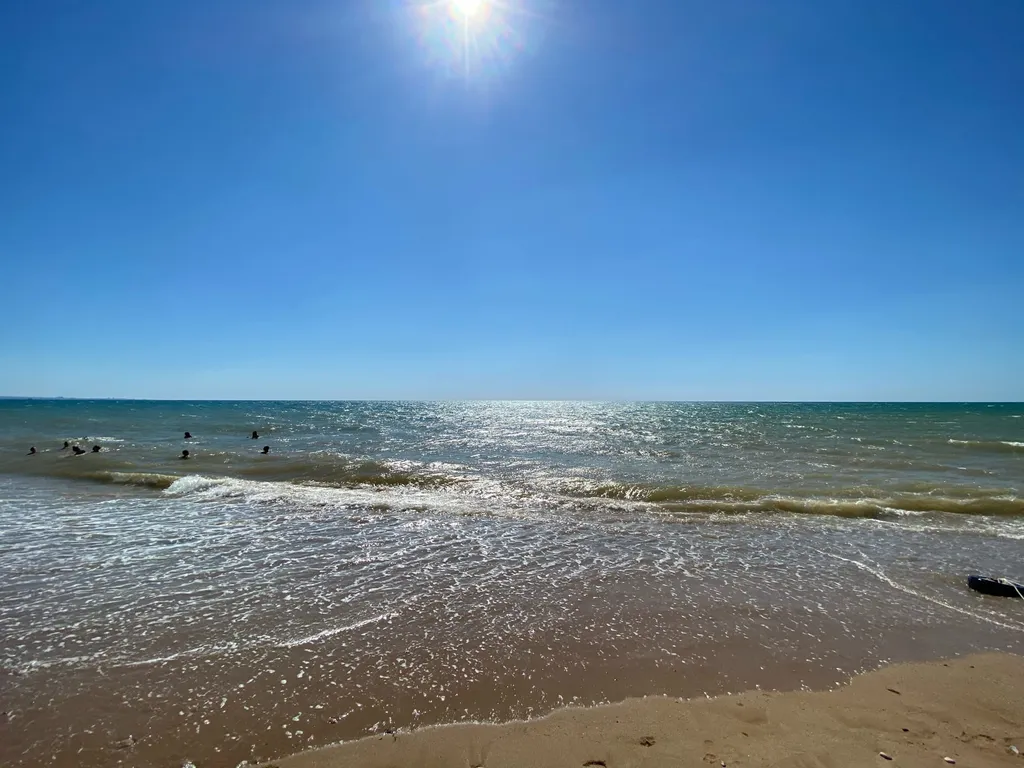 Уютный трёхместный номер на берегу моря