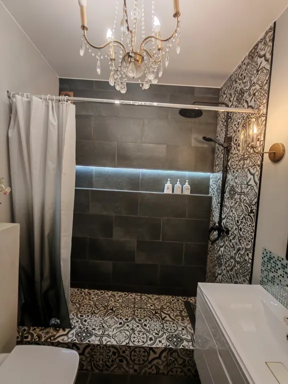 Просторная современная сталинка, в центре рядом с ресторанами и кафе