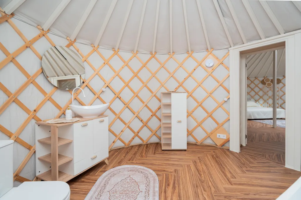 Глэмпинг с большой террасой в лесу