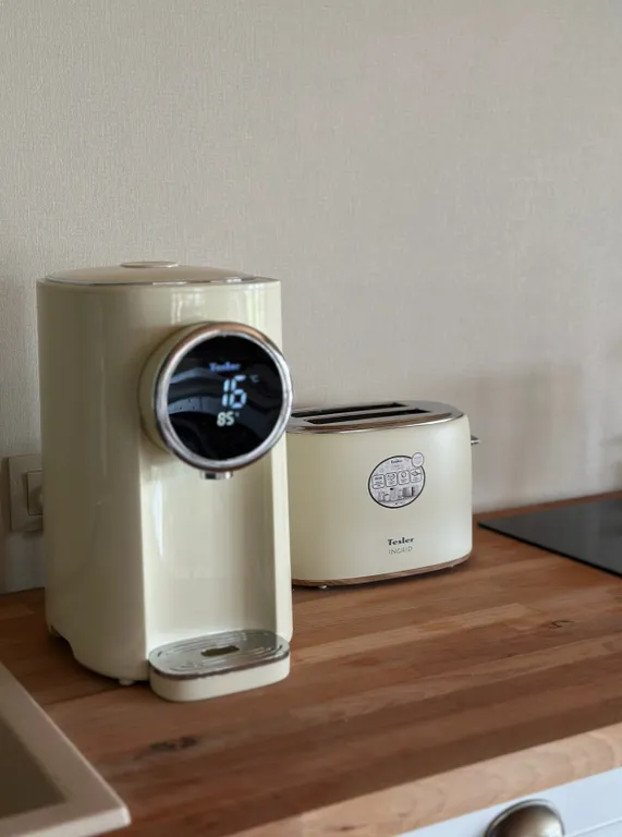 Дом-баня в красивом саду рядом с водоемом