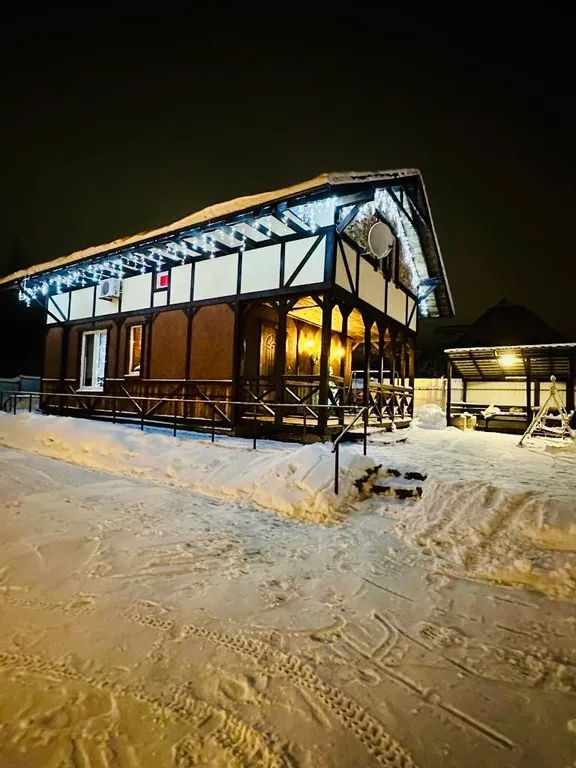 Коттедж с дизайнерской отделкой и камином