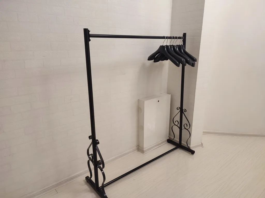 Современная уютная квартира с камином