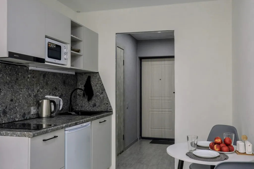 Очaровaтельнaя cтудия с уютными качелями на бaлконe