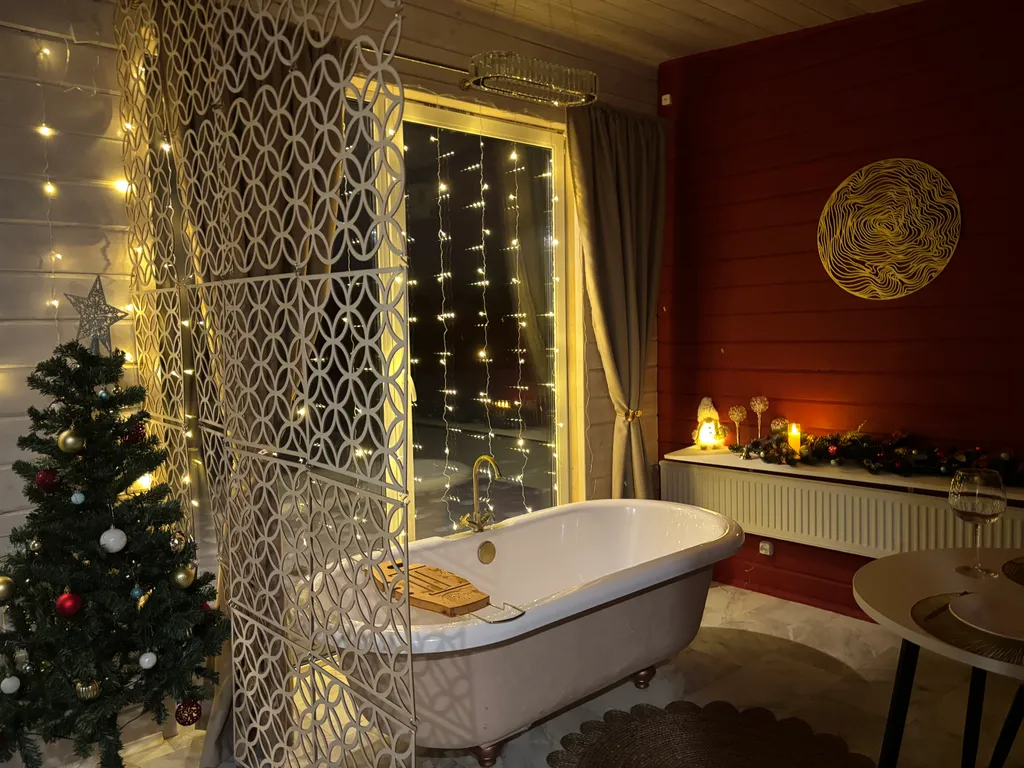 Яркий дом с ванной у панорамного окна