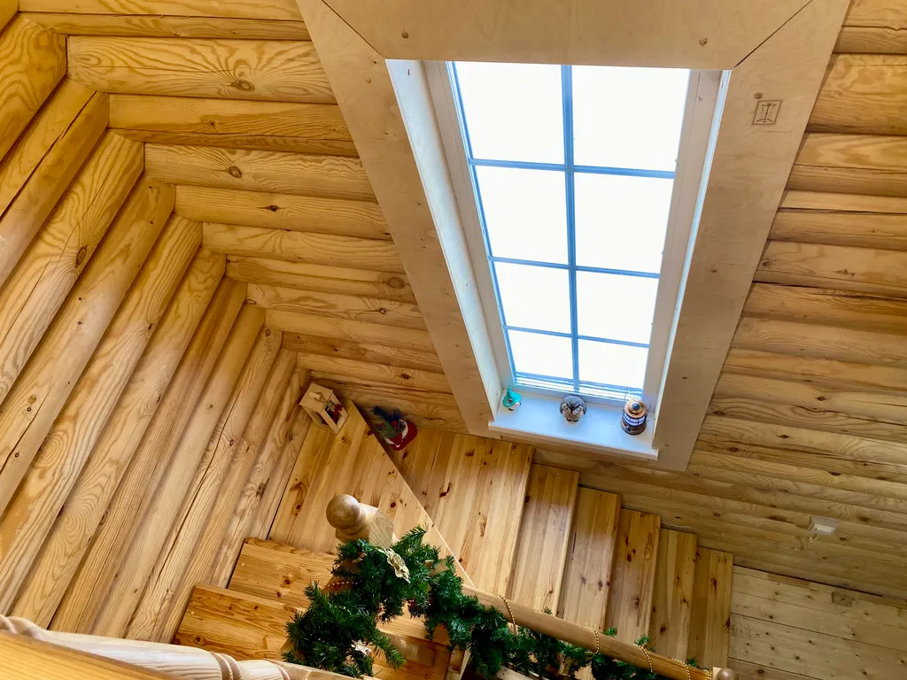 Бревенчатый 2-х этажный коттедж