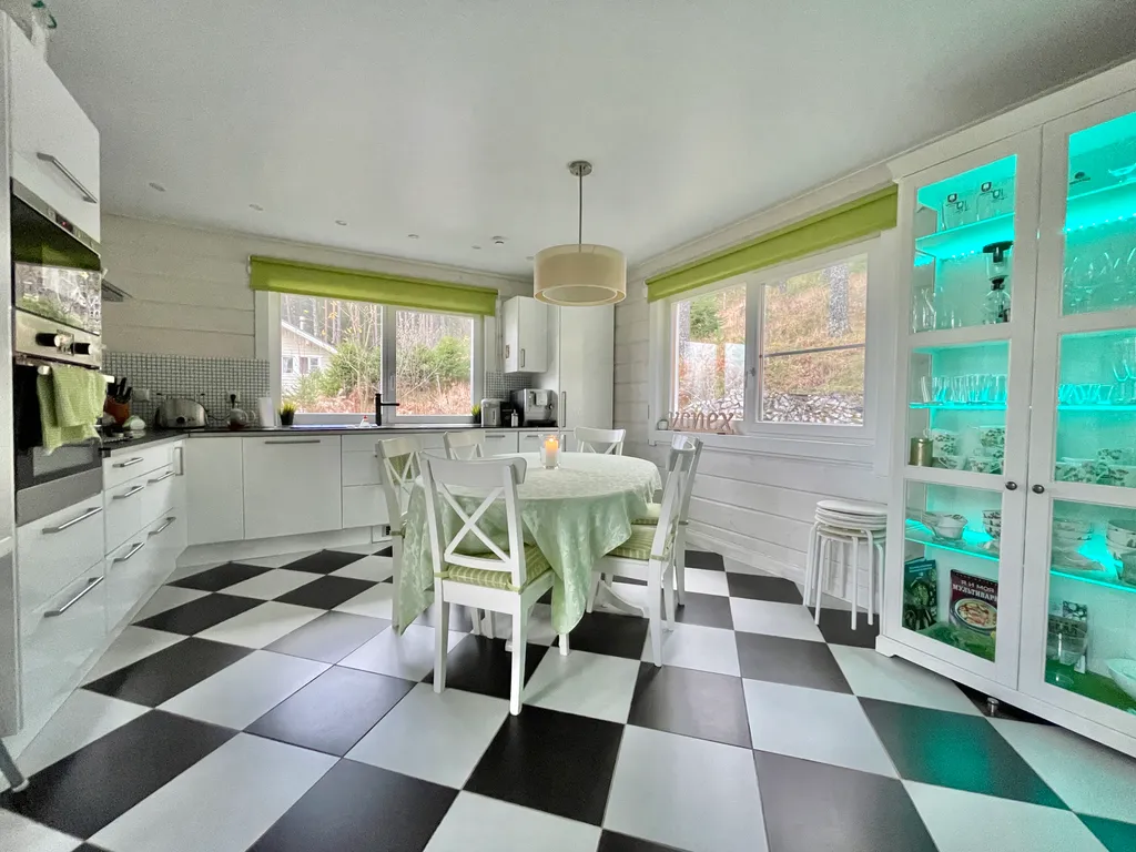 Коттедж Успех с 5 спальнями, сауной и камином