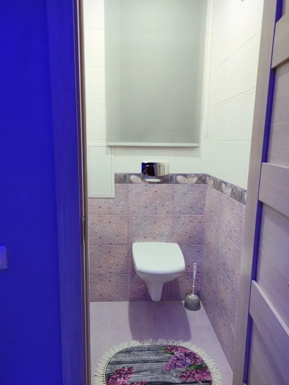 Светлая евро-двушка с горным пейзажем от художника