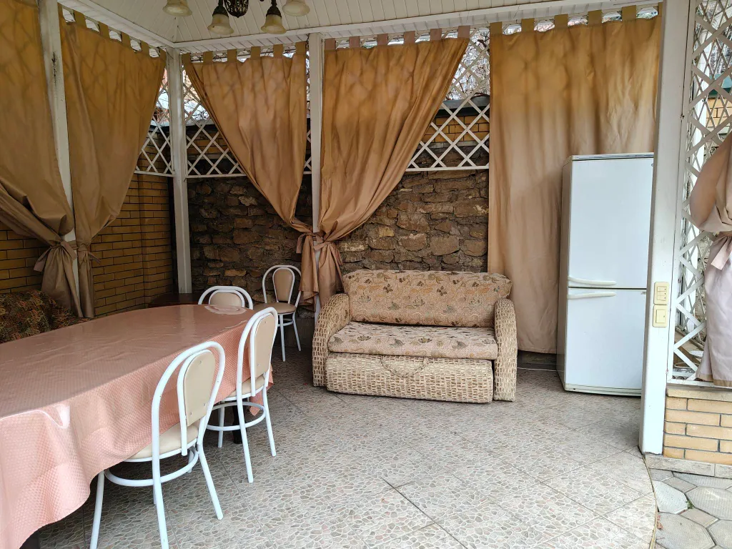 Частный дом с беседкой