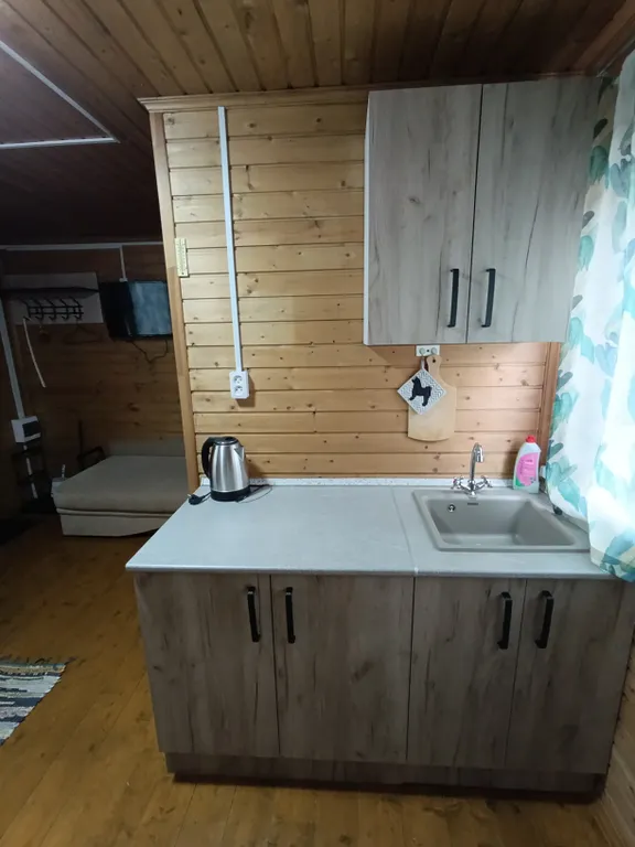 Домик на берегу пруда для трёх человек